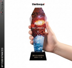 Cúp pha lê đa giác họa tiết chuyển màu đỏ – xanh nghệ thuật