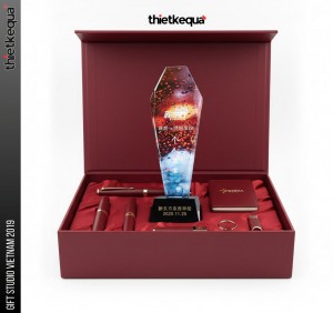 Cúp pha lê đa giác họa tiết chuyển màu đỏ – xanh nghệ thuật