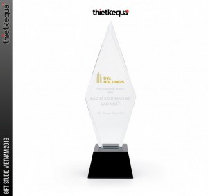 Cúp pha lê DVA Holdings vinh danh bác sĩ doanh số cao nhất thiết kế kim cương tối giản