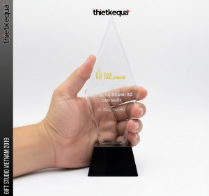 Cúp pha lê DVA Holdings vinh danh bác sĩ doanh số cao nhất thiết kế kim cương tối giản