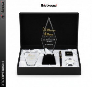 Cúp pha lê DVA Holdings vinh danh bác sĩ doanh số cao nhất thiết kế kim cương tối giản