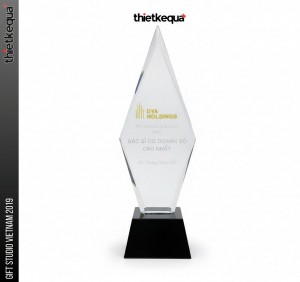 Cúp pha lê DVA Holdings vinh danh bác sĩ doanh số cao nhất thiết kế kim cương tối giản