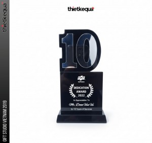 Cúp pha lê FPT Software vinh danh 10 năm cống hiến thiết kế số khối hiện đại