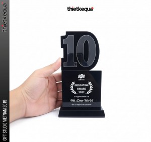 Cúp pha lê FPT Software vinh danh 10 năm cống hiến thiết kế số khối hiện đại