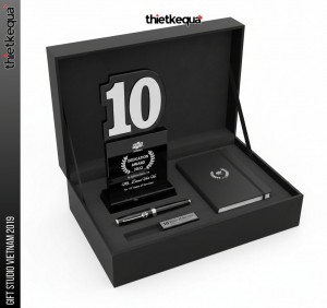 Cúp pha lê FPT Software vinh danh 10 năm cống hiến thiết kế số khối hiện đại