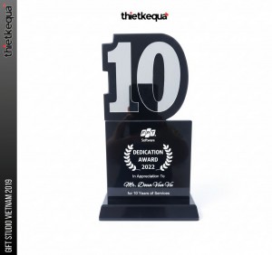 Cúp pha lê FPT Software vinh danh 10 năm cống hiến thiết kế số khối hiện đại