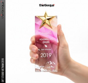 Cúp pha lê Headwaters Award 2019 thiết kế ngôi sao vàng phối màu nghệ thuật