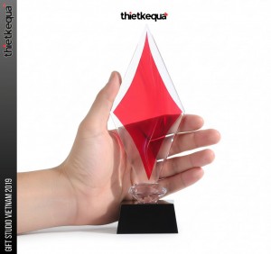 Cúp Pha Lê Hình Rô Đỏ Đế Đen