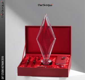 Cúp Pha Lê Hình Rô Đỏ Đế Đen