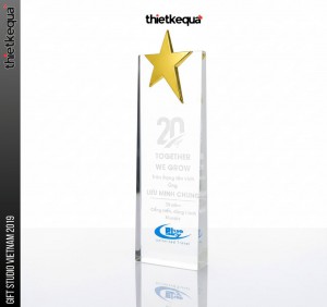 Cúp pha lê khối đứng đính sao vàng kỷ niệm 20 năm đồng hành thiết kế tối giản