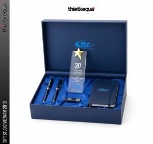 Cúp pha lê khối đứng đính sao vàng kỷ niệm 20 năm đồng hành thiết kế tối giản