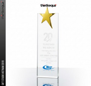 Cúp pha lê khối đứng đính sao vàng kỷ niệm 20 năm đồng hành thiết kế tối giản