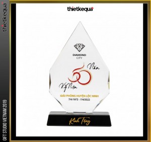 Cúp pha lê kỷ niệm 50 năm giải phóng huyện Lộc Ninh của Công Ty Diamond City