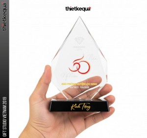 Cúp pha lê kỷ niệm 50 năm giải phóng huyện Lộc Ninh của Công Ty Diamond City