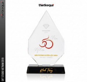 Cúp pha lê kỷ niệm 50 năm giải phóng huyện Lộc Ninh của Công Ty Diamond City