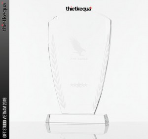 Cúp pha lê The Eagle vinh danh thiết kế khiên cong tối giản trong suốt