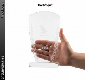 Cúp pha lê The Eagle vinh danh thiết kế khiên cong tối giản trong suốt