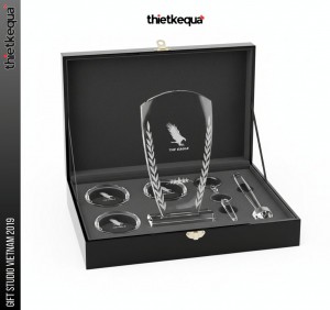 Cúp pha lê The Eagle vinh danh thiết kế khiên cong tối giản trong suốt