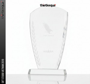 Cúp pha lê The Eagle vinh danh thiết kế khiên cong tối giản trong suốt
