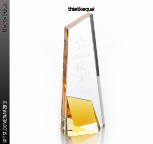 Cúp pha lê vát chéo phối màu vàng – đen sang trọng thiết kế theo yêu cầu