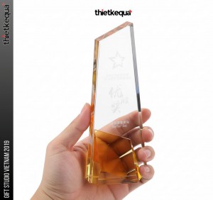 Cúp pha lê vát chéo phối màu vàng – đen sang trọng thiết kế theo yêu cầu