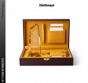 Cúp pha lê vát chéo phối màu vàng – đen sang trọng thiết kế theo yêu cầu