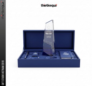 Cúp pha lê vát chéo phối xanh dương hiện đại thiết kế theo yêu cầu khách hàng