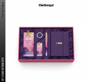 Cúp pha lê vinh danh BNI Champion phối màu hồng tím gắn ngôi sao vàng cao cấp