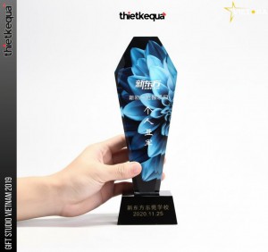 Cúp pha lê vinh danh cá nhân xuất sắc màu sắc huyền bí hiện đại