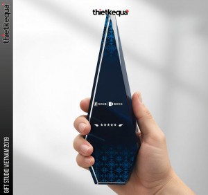 Cúp pha lê vinh danh khối đa diện xanh navy họa tiết cổ điển cao cấp