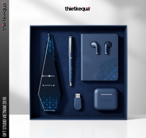 Cúp pha lê vinh danh khối đa diện xanh navy họa tiết cổ điển cao cấp