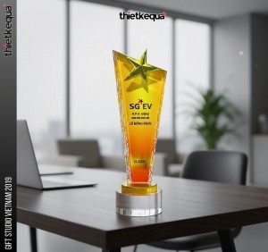 Cúp pha lê vinh danh Ngôi Sao Vàng màu hổ phách sang trọng cho SG EV