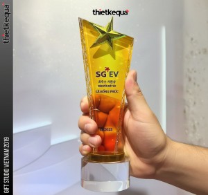 Cúp pha lê vinh danh Ngôi Sao Vàng màu hổ phách sang trọng cho SG EV