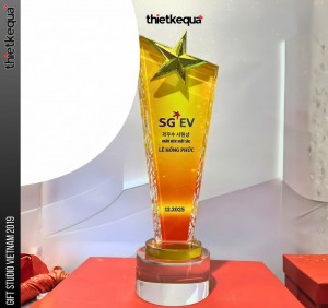 Cúp pha lê vinh danh Ngôi Sao Vàng màu hổ phách sang trọng cho SG EV