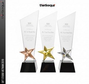 Cúp pha lê vinh danh nhân viên kì cựu của công ty