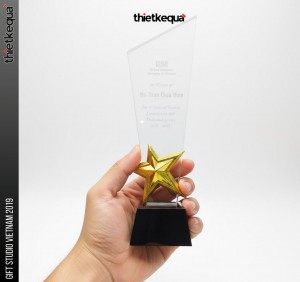 Cúp pha lê vinh danh nhân viên kì cựu của công ty