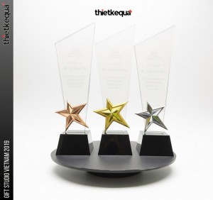 Cúp pha lê vinh danh nhân viên kì cựu của công ty
