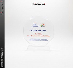 Cúp pha lê vinh danh Phenikaa University và REGS Lab