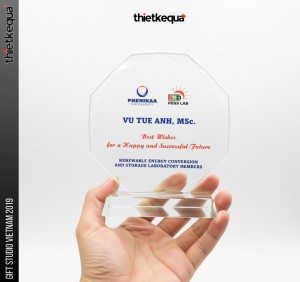 Cúp pha lê vinh danh Phenikaa University và REGS Lab