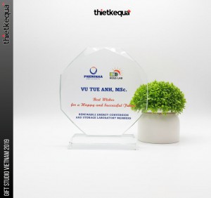 Cúp pha lê vinh danh Phenikaa University và REGS Lab