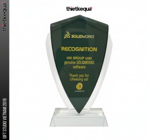 Cúp pha lê vinh danh SolidWorks Recognition cho HM Group
