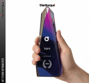 Cúp pha lê vinh danh thiết kế đa giác màu chuyển sắc  xanh – tím độc đáo, hiện đại