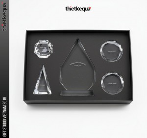 Cúp pha lê vinh danh thiết kế kim cương đa giác tối giản