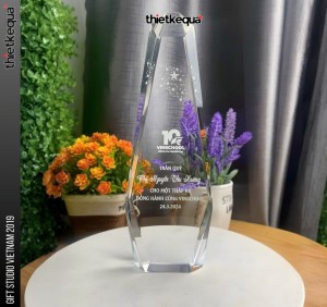 Cúp pha lê vinh danh Vinschool tri ân 10 năm đồng hành
