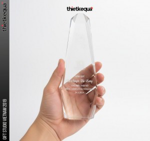 Cúp pha lê vinh danh Vinschool tri ân 10 năm đồng hành