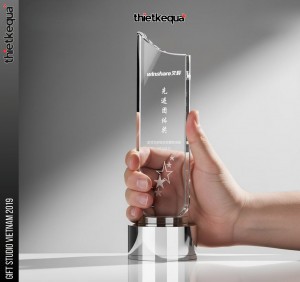 Cúp pha lê vinh danh Winshare thiết kế trụ vát tối giản