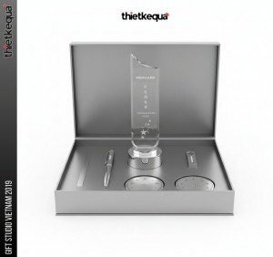 Cúp pha lê vinh danh Winshare thiết kế trụ vát tối giản