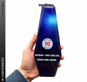 Cúp pha lê VIS Vietnam Italy Steel vinh danh Kyoei Steel Group màu xanh galaxy