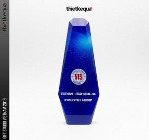 Cúp pha lê VIS Vietnam Italy Steel vinh danh Kyoei Steel Group màu xanh galaxy