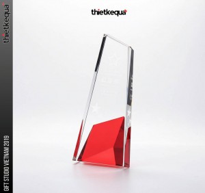 Cúp pha lê WINNING AWARD vát chéo phối màu đỏ đen nổi bật